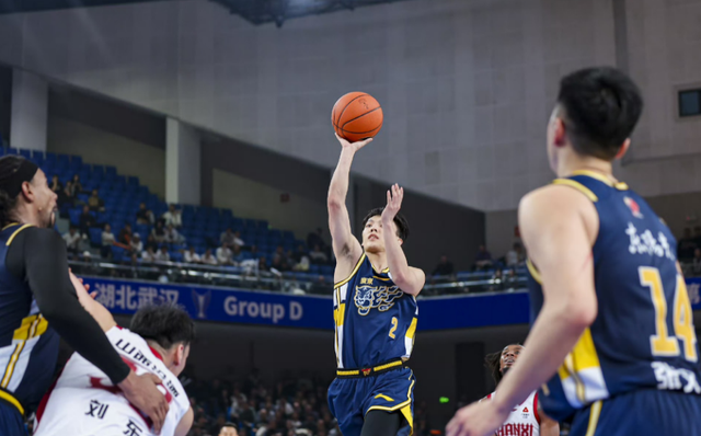 开云体育app下载-广东宏远拒绝输球！全力击败上海男篮，奎因对位张镇麟，央视直播