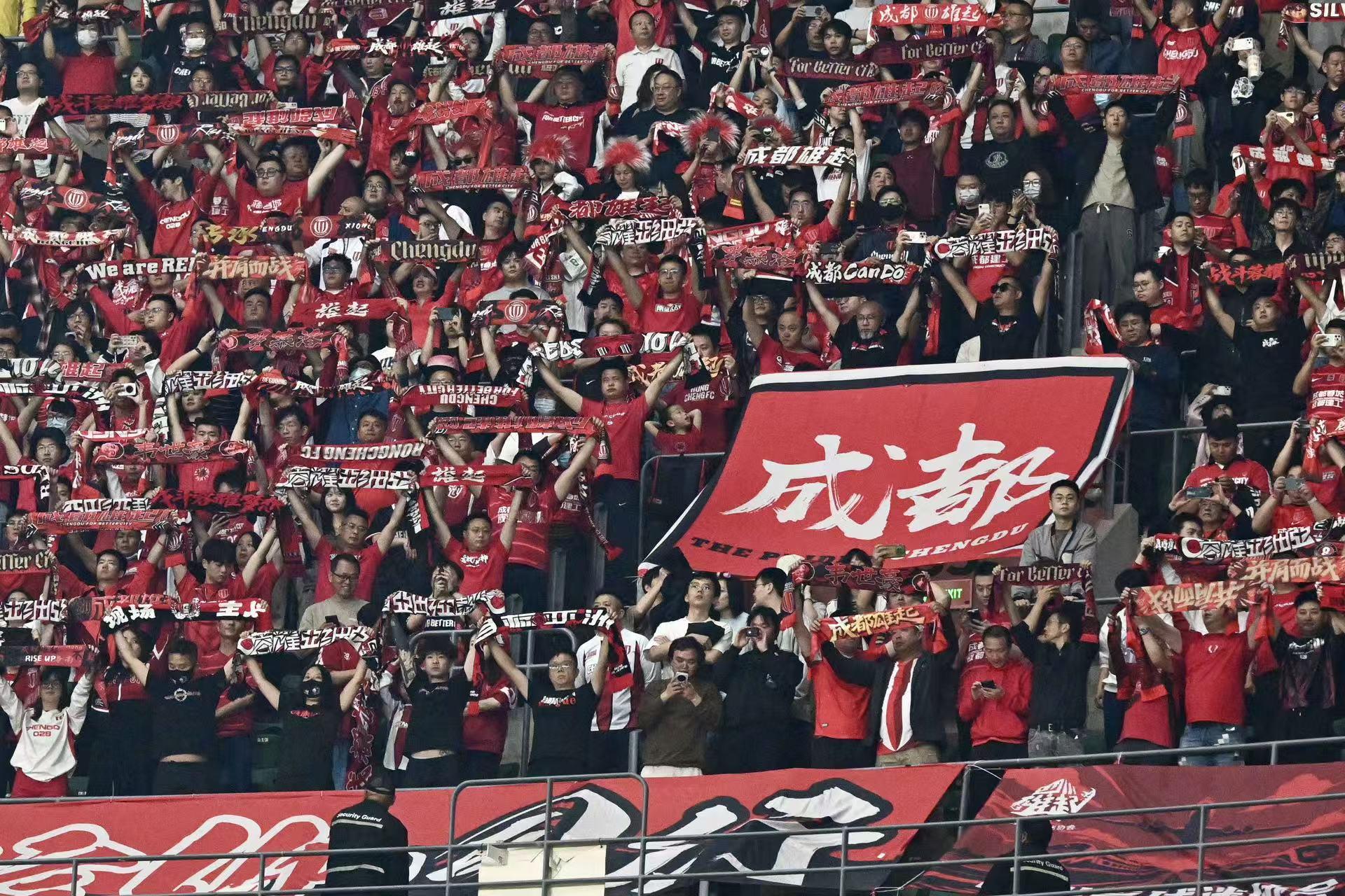 开云体育app下载-2400名成都“远征军”吼出“万人气势”，成都蓉城客场2比1绝杀北京国安！